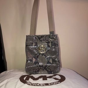 Michael Kors cross body !